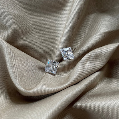 [Luxe Jewelry]Stylish Shiny Square Center Stone Stud Earrings