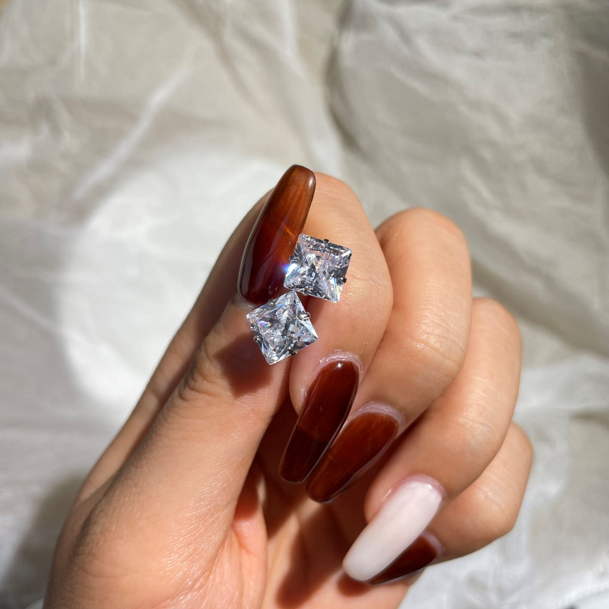 [Luxe Jewelry]Stylish Shiny Square Center Stone Stud Earrings