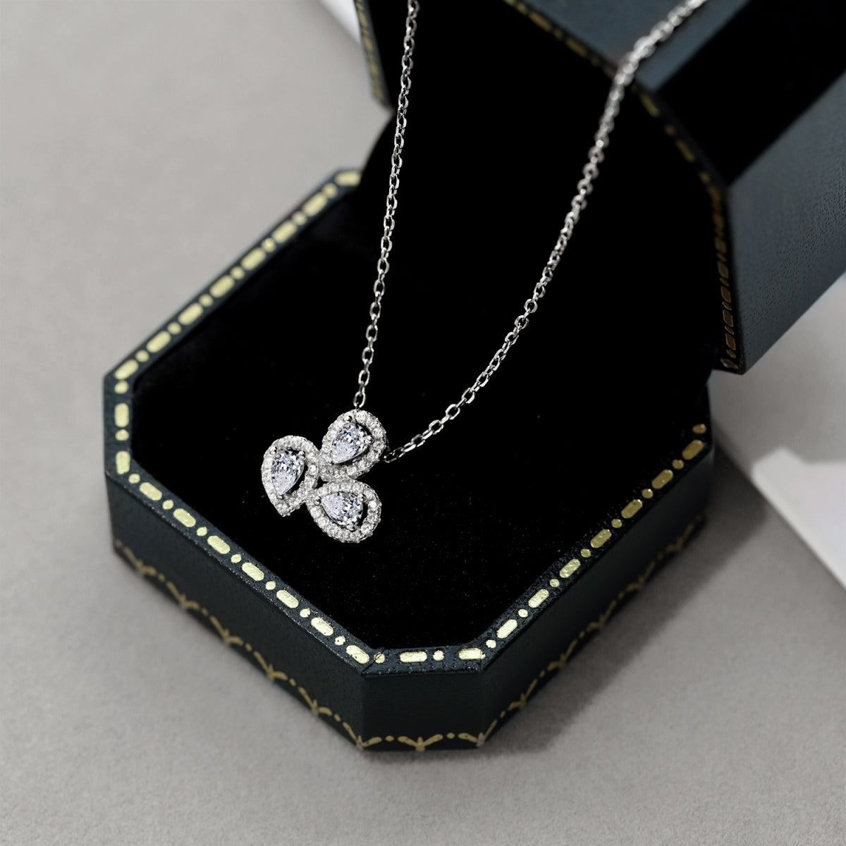 [Luxe Jewelry]Elegant Flower Shape Pear Cut Necklace