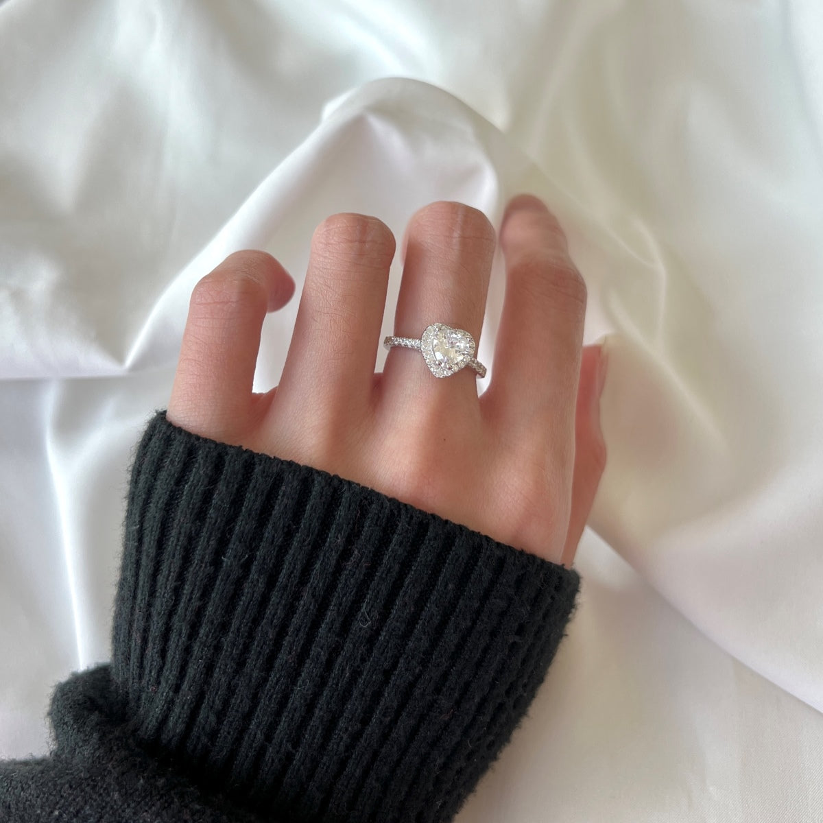 [Luxe Jewelry]Eternity Splashy Romantic Heart Shape Lover Ring
