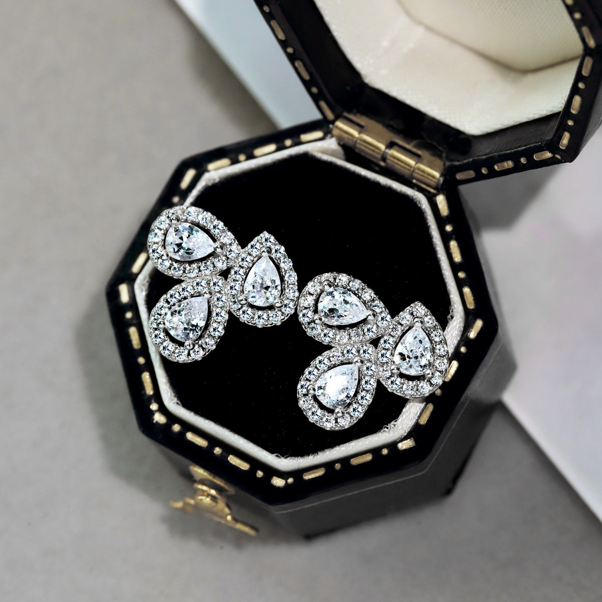 [Luxe Jewelry]Ornate Flower Shape Pear Cut Lover Earrings
