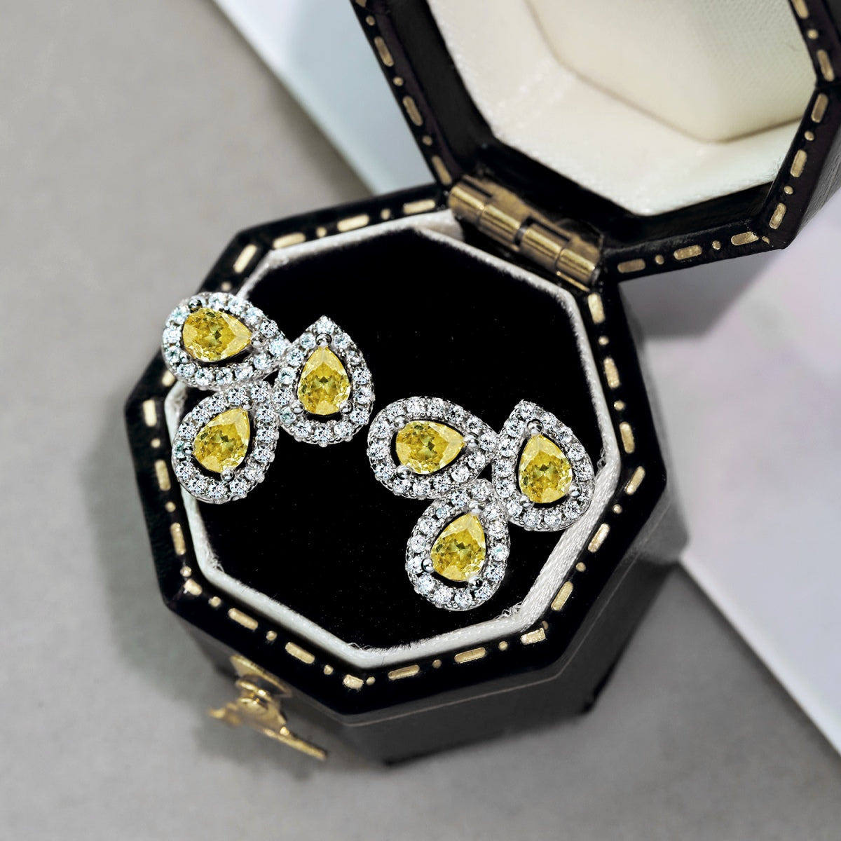 [Luxe Jewelry]Ornate Flower Shape Pear Cut Lover Earrings