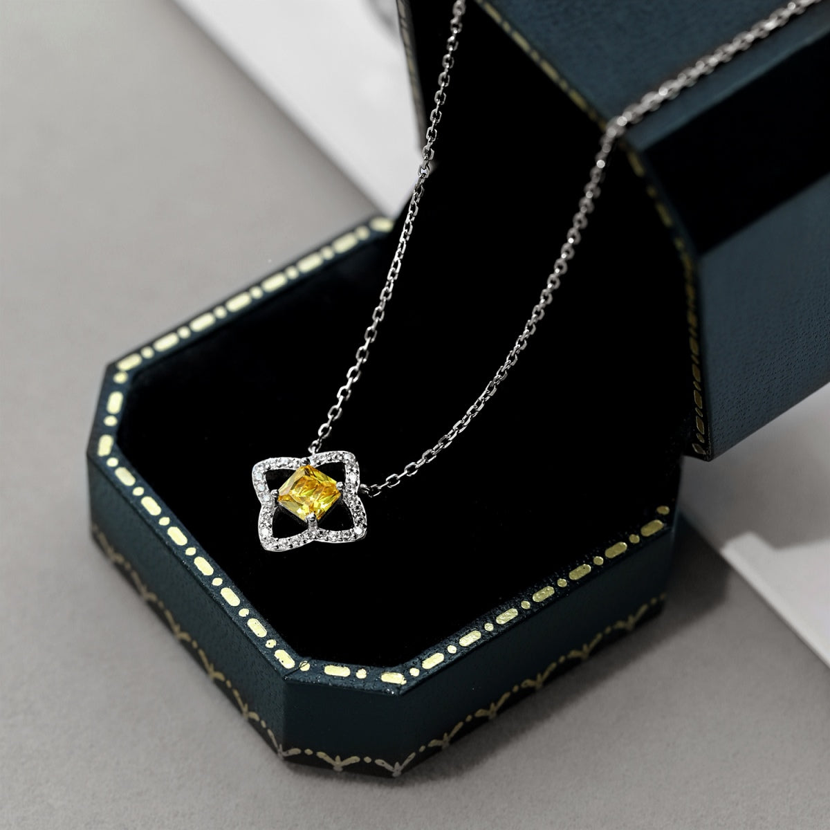 [Luxe Jewelry]Exquisite Flower Shape Princess Cut Necklace