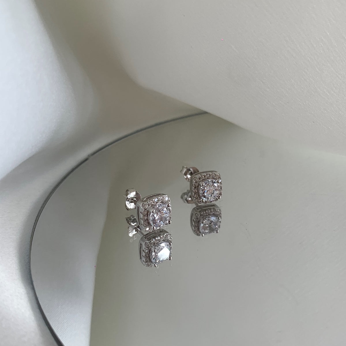 [Luxe Jewelry]Classic Round Center Stone Stud Earrings