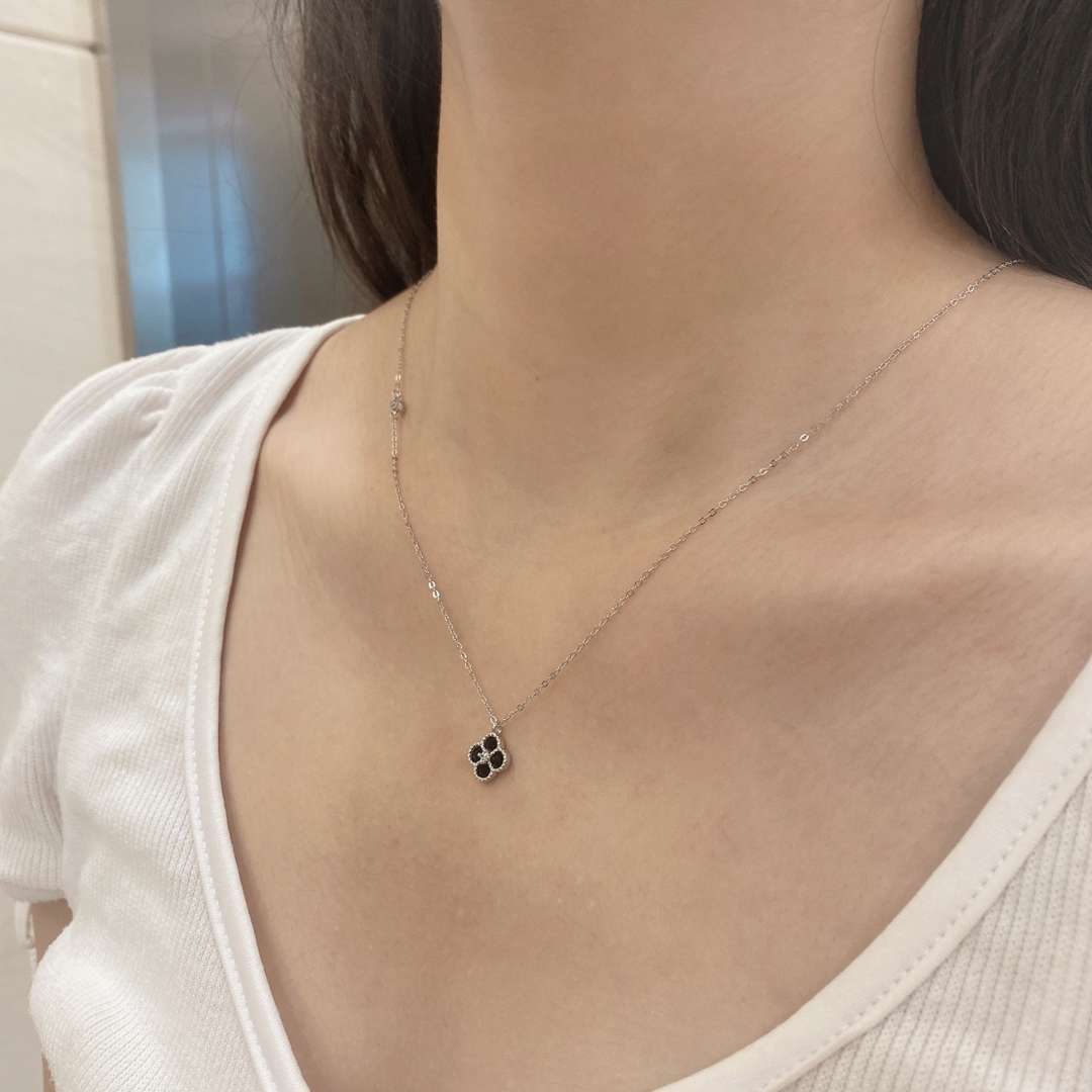 [Luxe Jewelry]Delicate Flower Shape Necklace