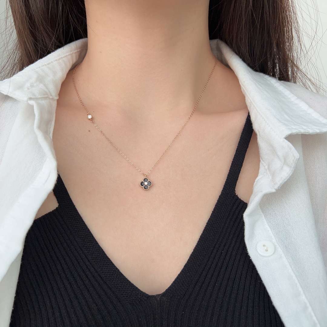 [Luxe Jewelry]Delicate Flower Shape Necklace