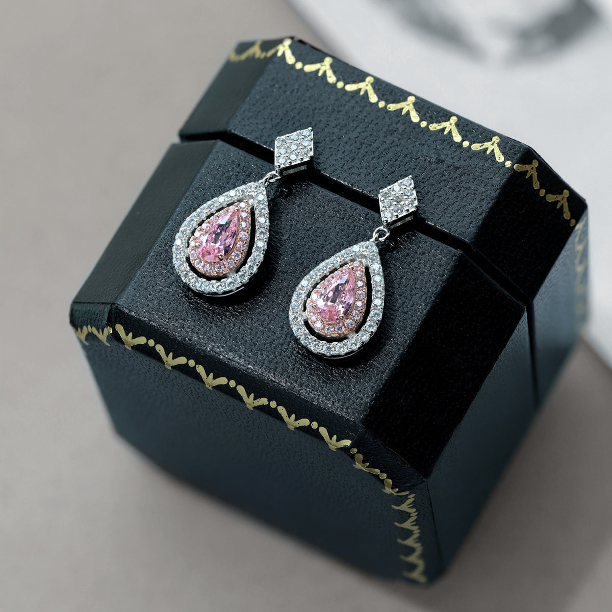 [Luxe Jewelry]Ornate Delicate Water Drop Shape Banquet Earrings