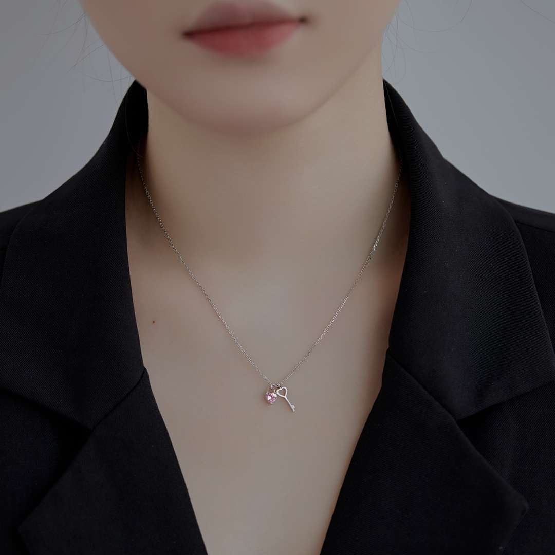 [Luxe Jewelry]Unique Heart Shape Key Pendent Necklace