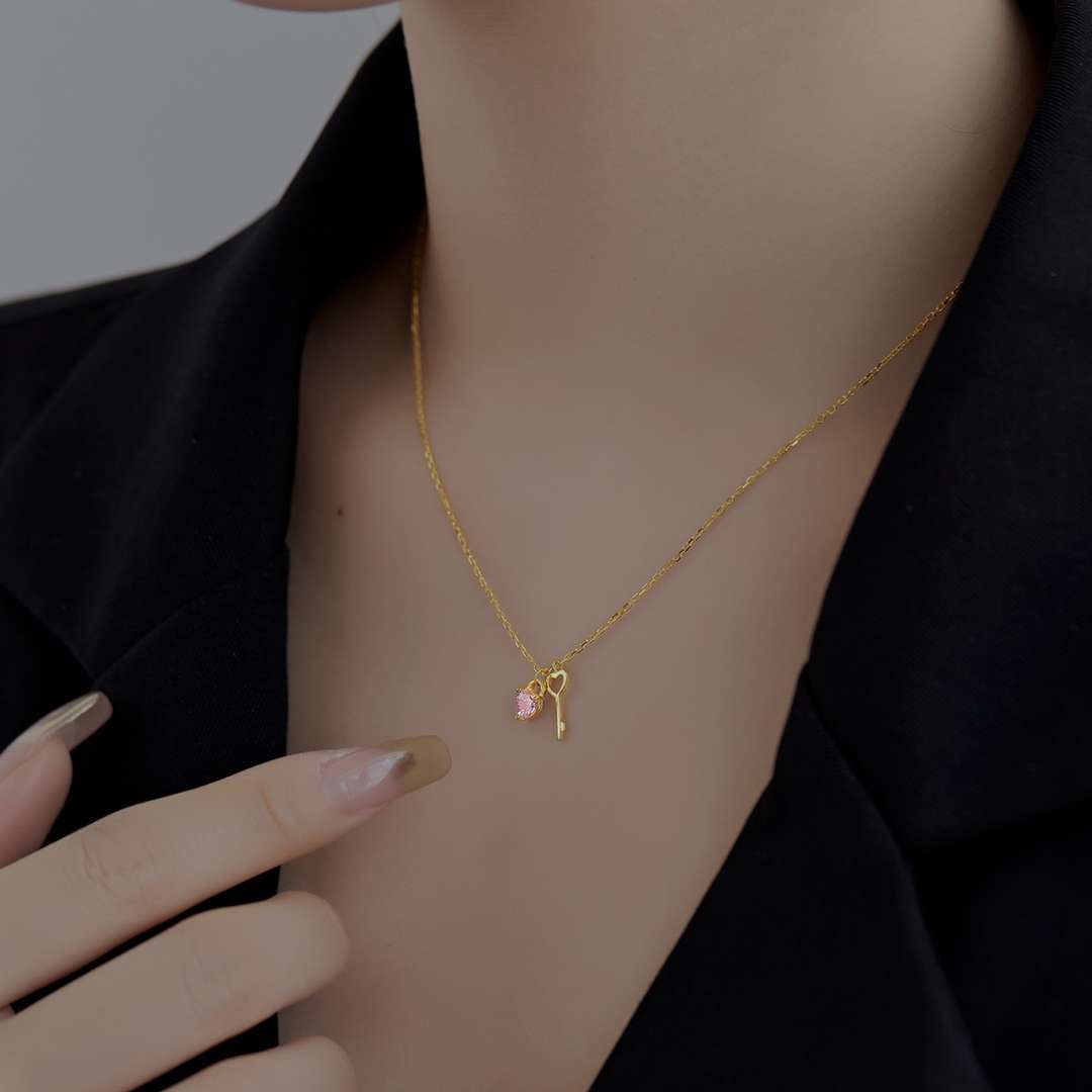 [Luxe Jewelry]Unique Heart Shape Key Pendent Necklace
