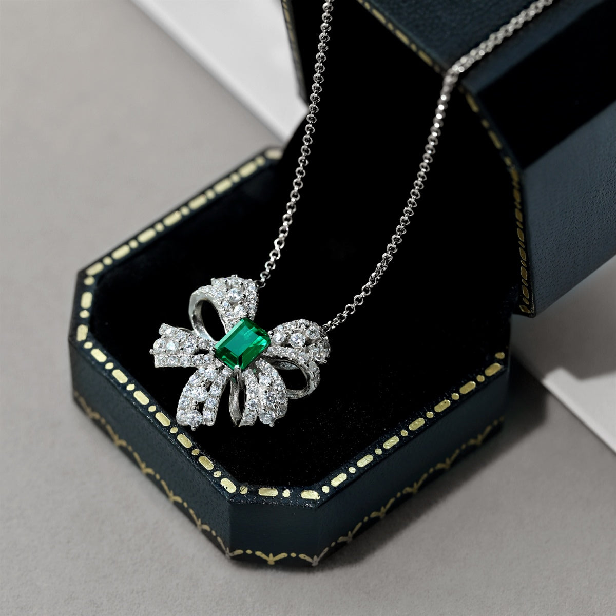 [Luxe Jewelry]Luxurious Flower Shape Emerald Cut Necklace