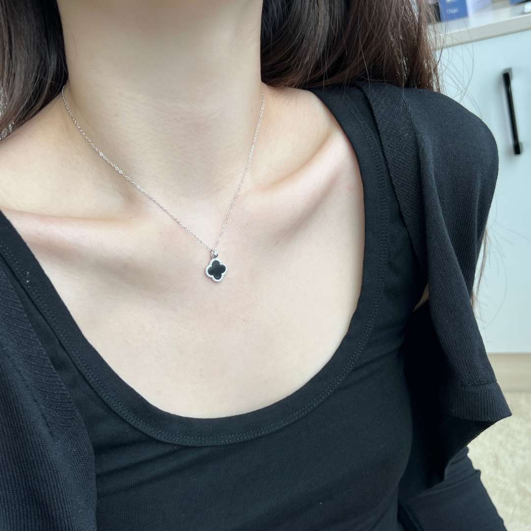 [Luxe Jewelry]Dainty Flower Shape Necklace