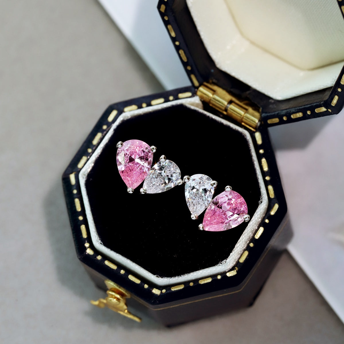 [Luxe Jewelry]Dazzling Elegant Heart Cut Lover Earrings