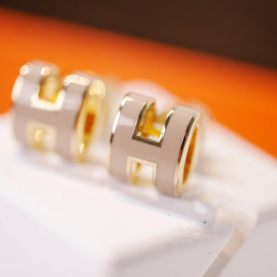 [Luxe Jewelry]MINI POP H GOLD EARRINGS GREY