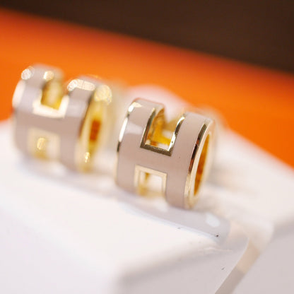 [Luxe Jewelry]MINI POP H GOLD EARRINGS GREY