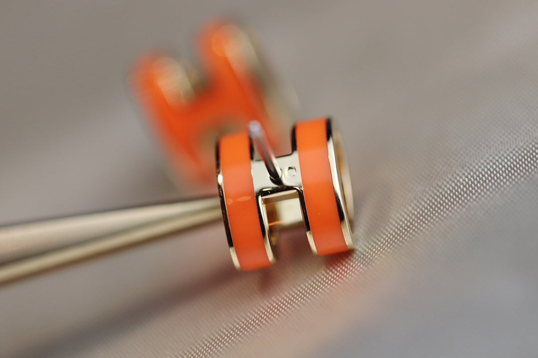 [Luxe Jewelry]MINI POP H EARRINGS ORANGE