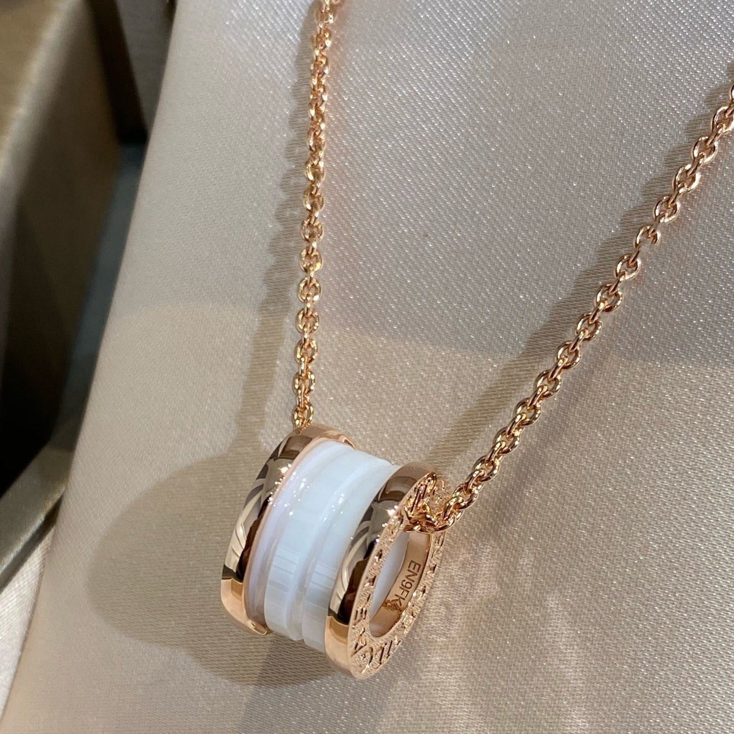 [Luxe Jewelry]ZERO 1 WHITE CERAMIC PINK GOLD NECKLACE