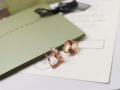 [Luxe Jewelry]CLOVER MEDIUM STUD EARRINGS
