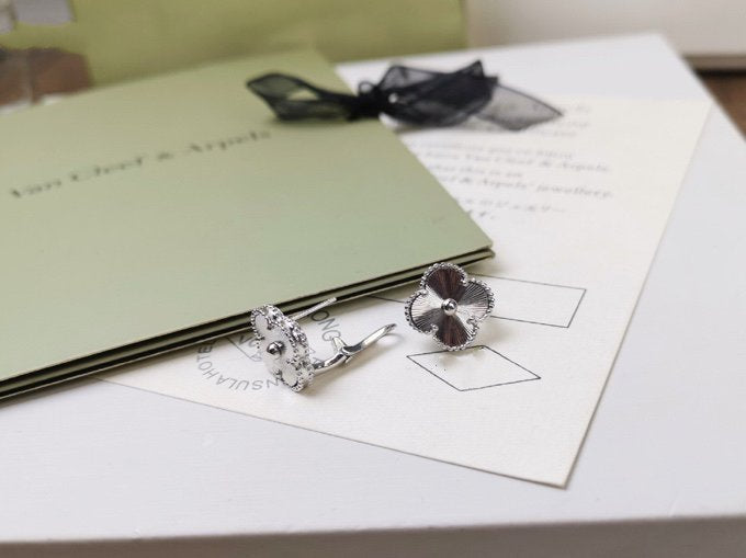 [Luxe Jewelry]CLOVER MEDIUM STUD EARRINGS