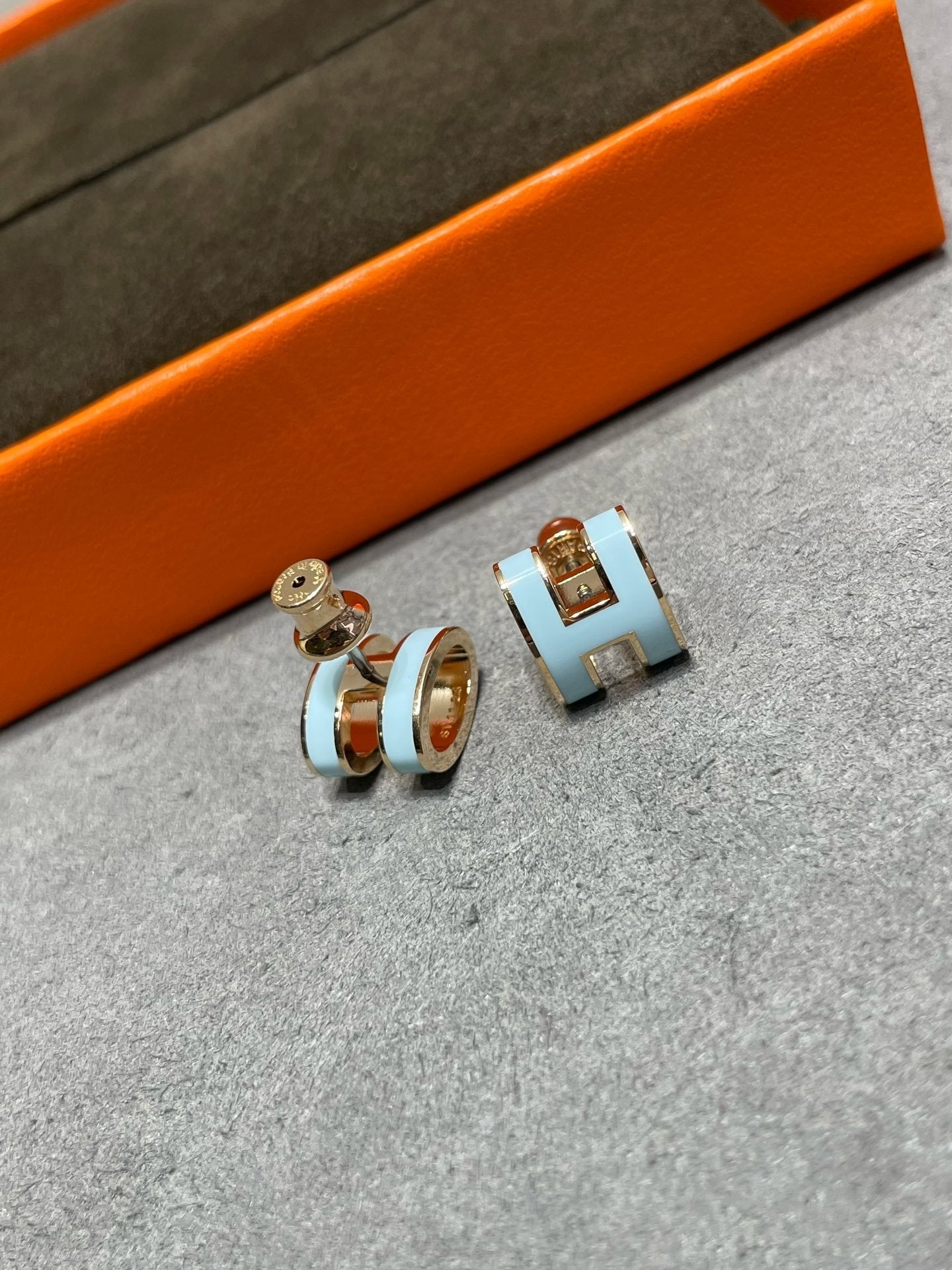 [Luxe Jewelry]POP H SKY BLUE STUD EARRINGS