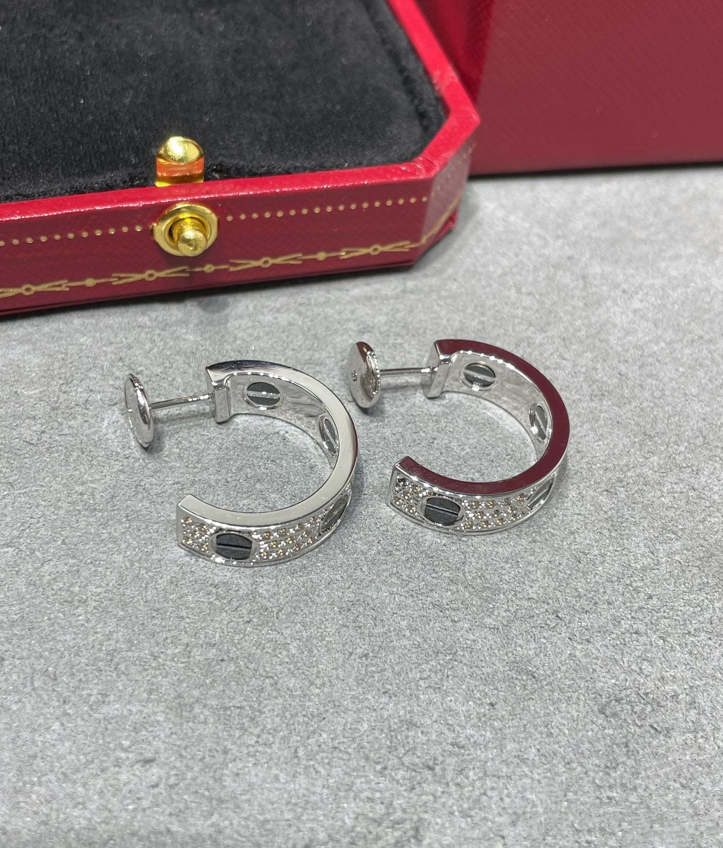 [Luxe Jewelry]LOVE CERAMIC DIAMOND PAVED SILVER EARRINGS
