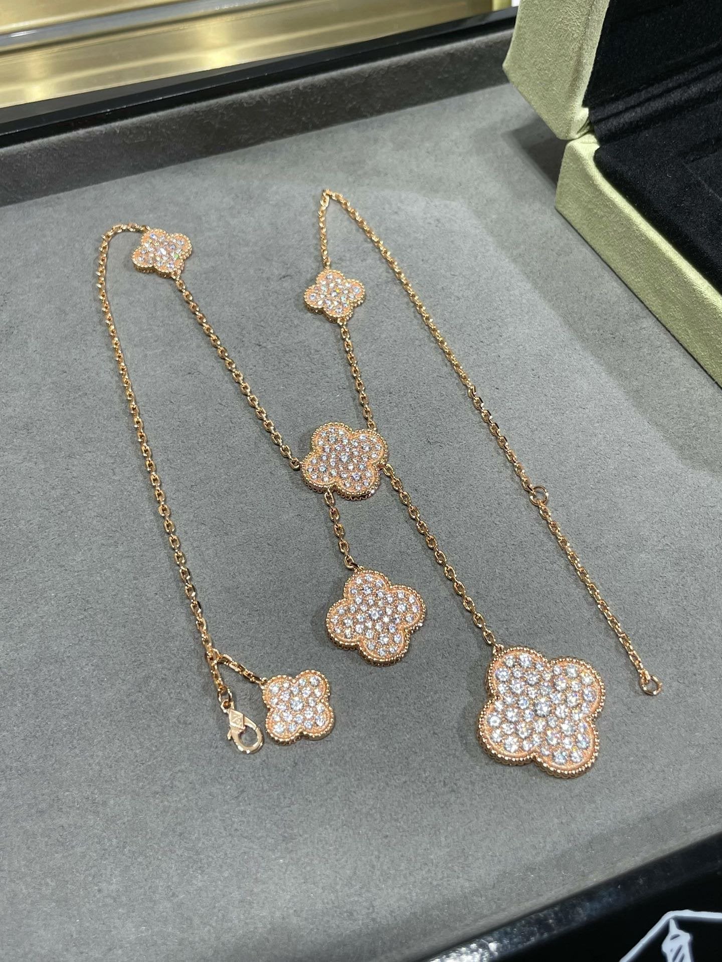 [Luxe Jewelry]CLOVER 6 MOTIF DIAMOND PAVED NECKLACE