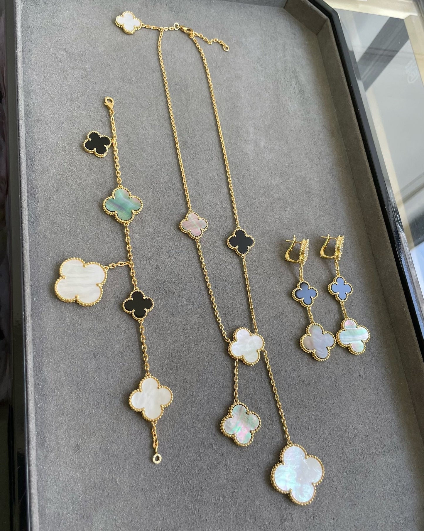 [Luxe Jewelry]CLOVER 3 MOTIF MOP ONYX DARK MOP PINK GOLD EARRINGS