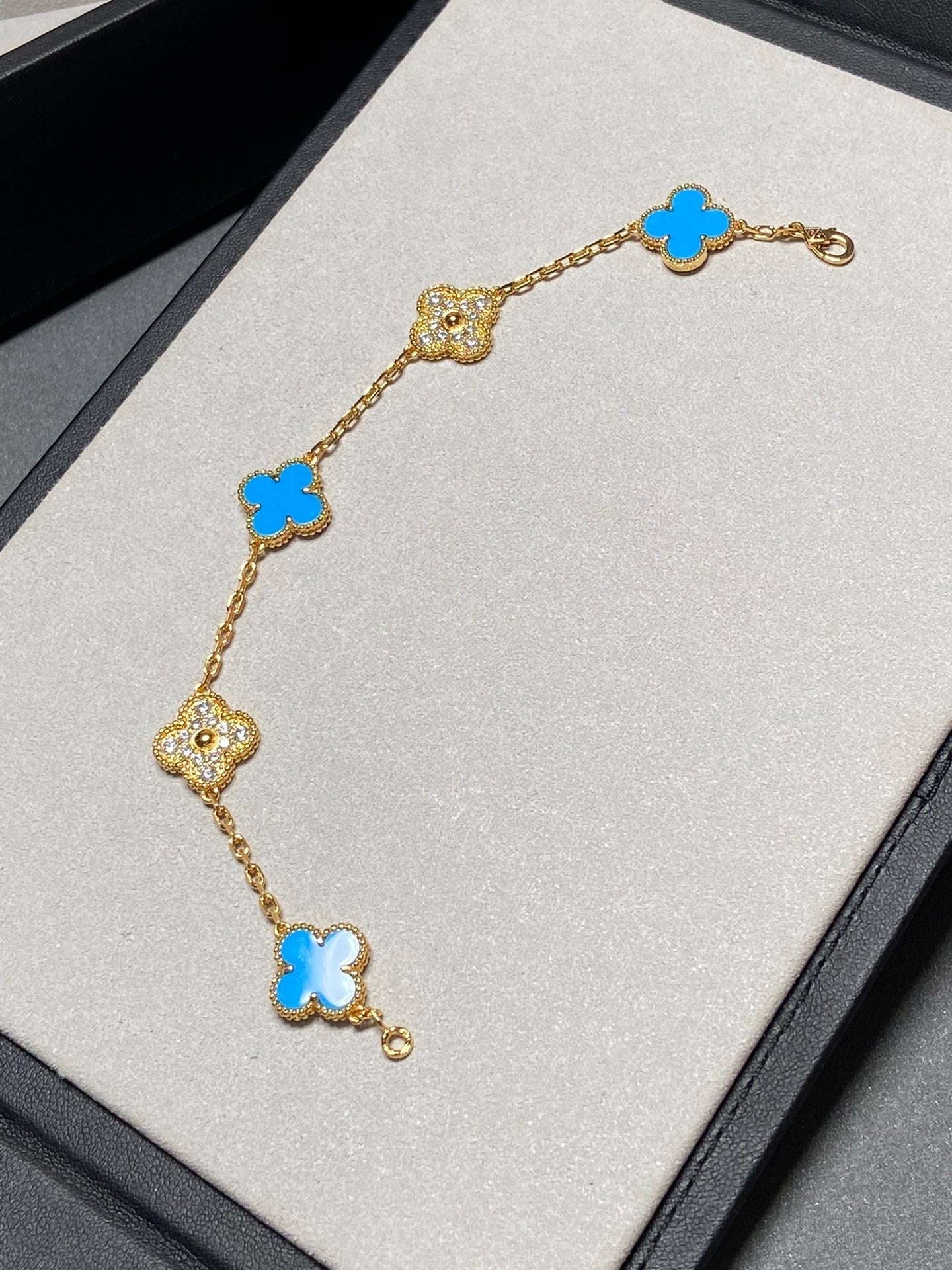 [Luxe Jewelry]CLOVER 5 MOTIF BLUE CHALCEDONY DIAMOND GOLD BRACELET