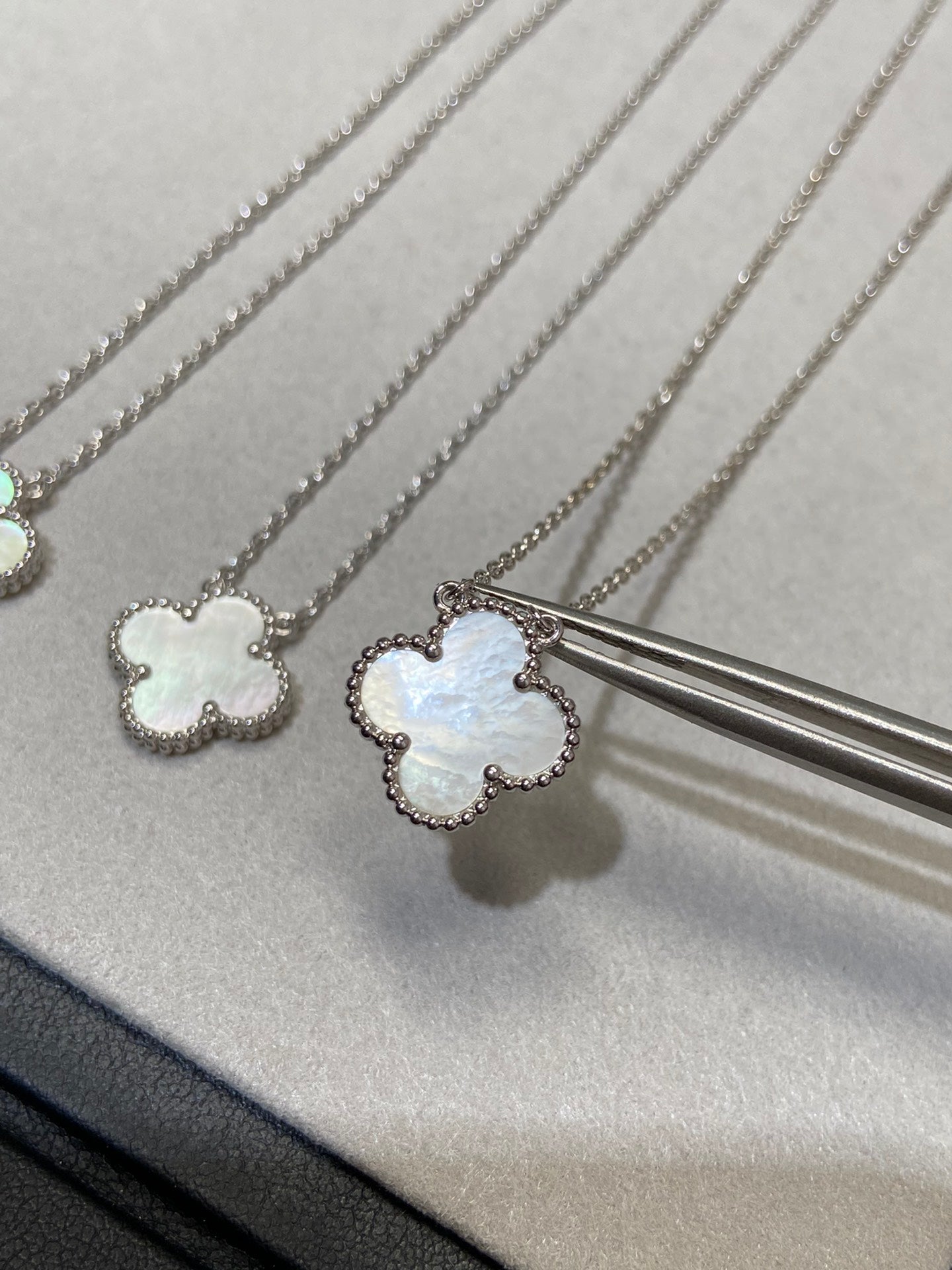 [Luxe Jewelry]CLOVER MEDIUM SILVER WHITE MOP NECKLACE