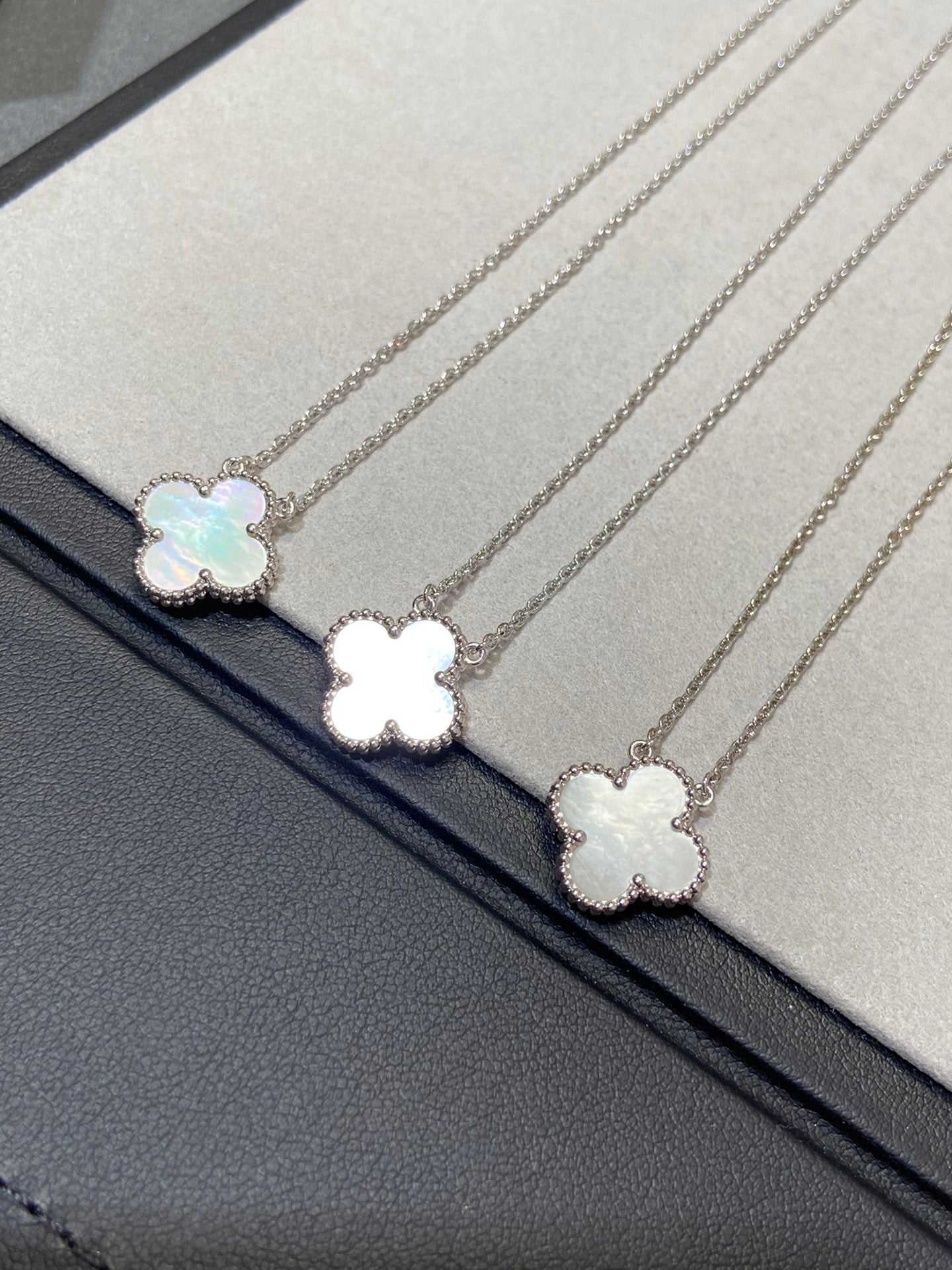 [Luxe Jewelry]CLOVER MEDIUM SILVER WHITE MOP NECKLACE