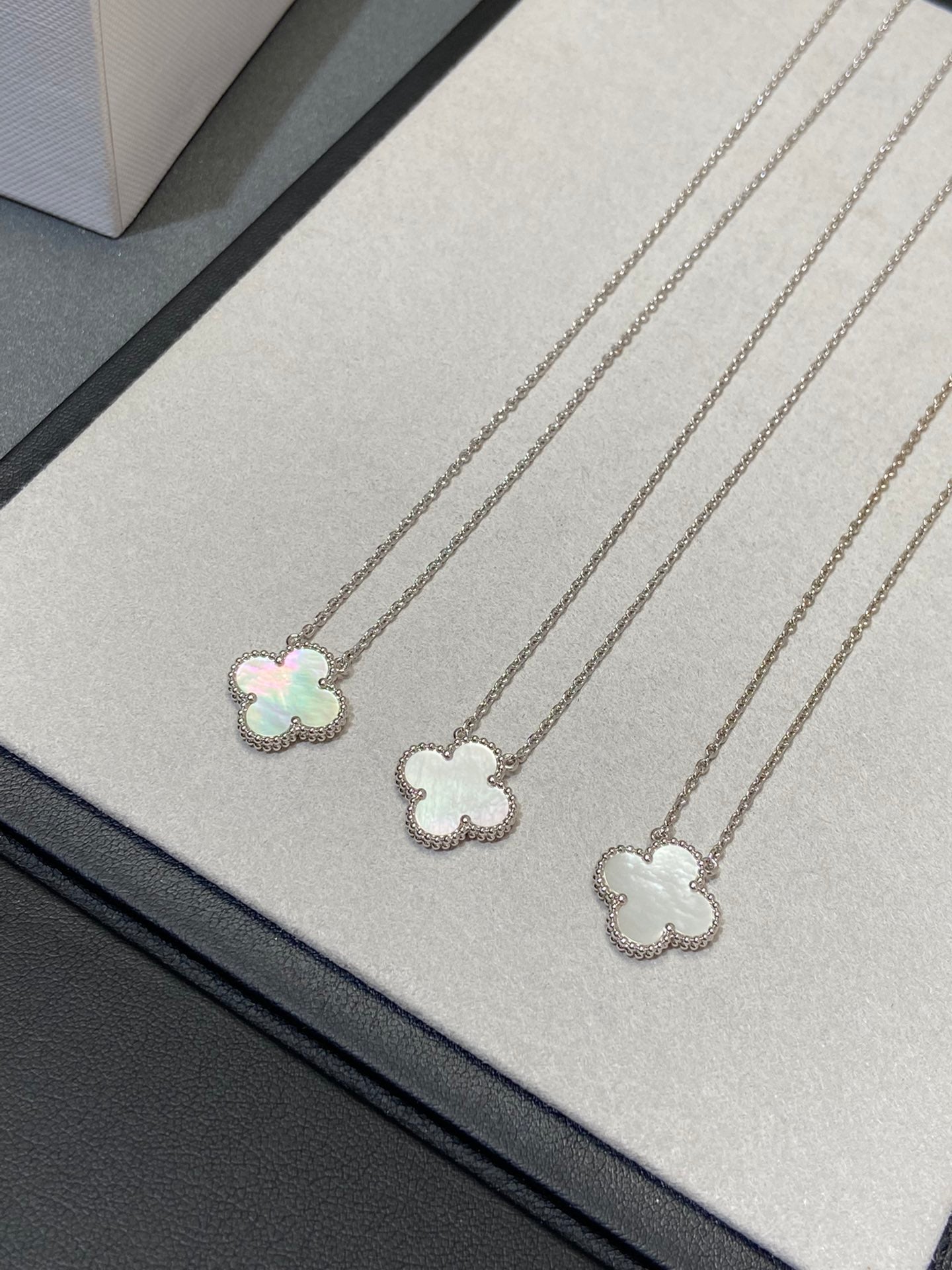 [Luxe Jewelry]CLOVER MEDIUM SILVER WHITE MOP NECKLACE