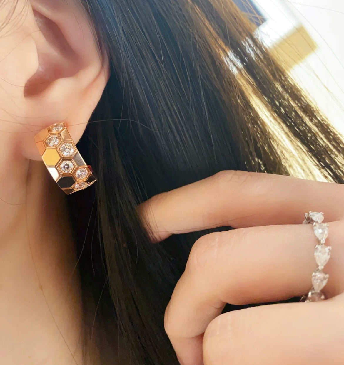 [Luxe Jewelry]BEE LOVE DIAMOND HOOP EARRINGS