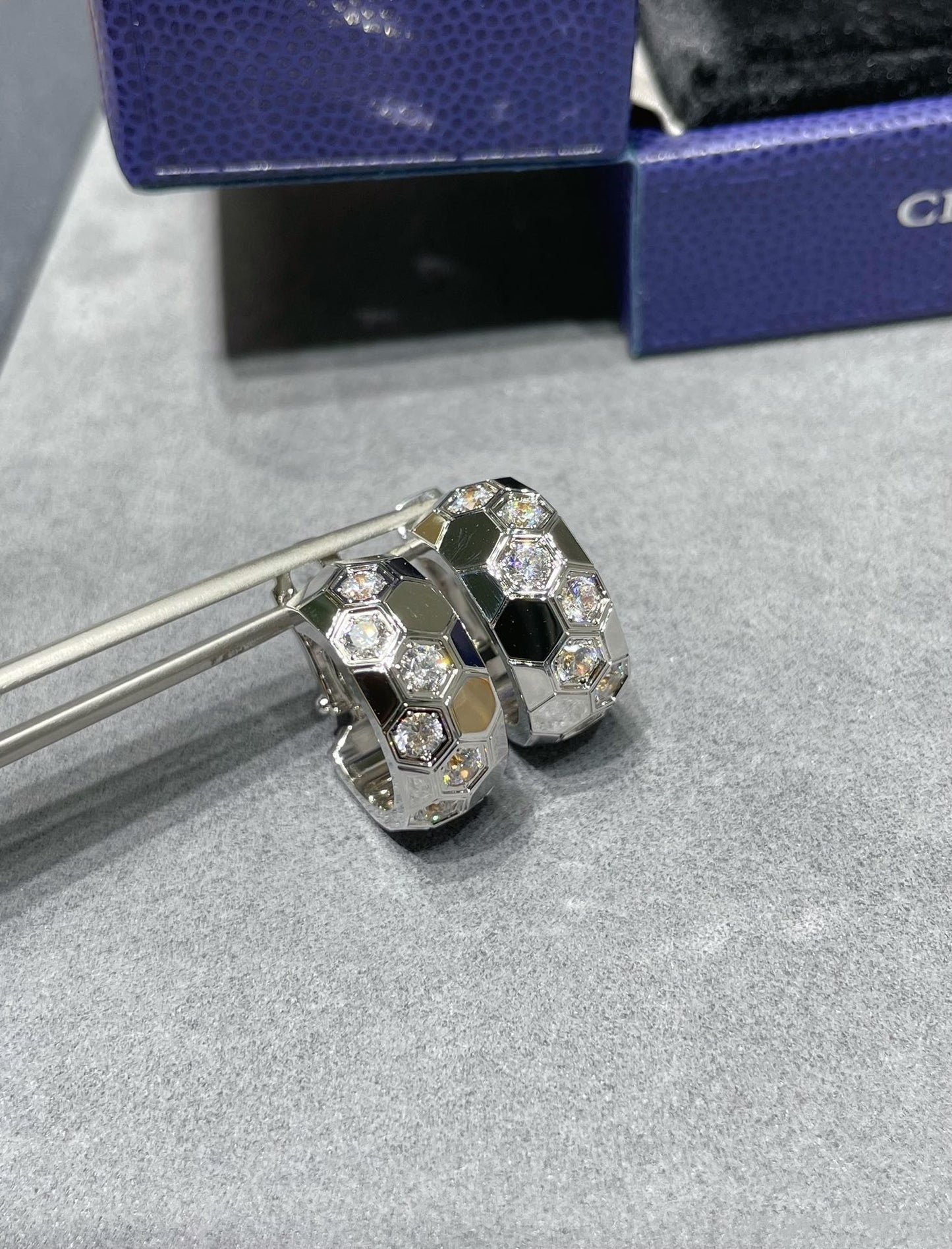 [Luxe Jewelry]BEE LOVE DIAMOND HOOP EARRINGS