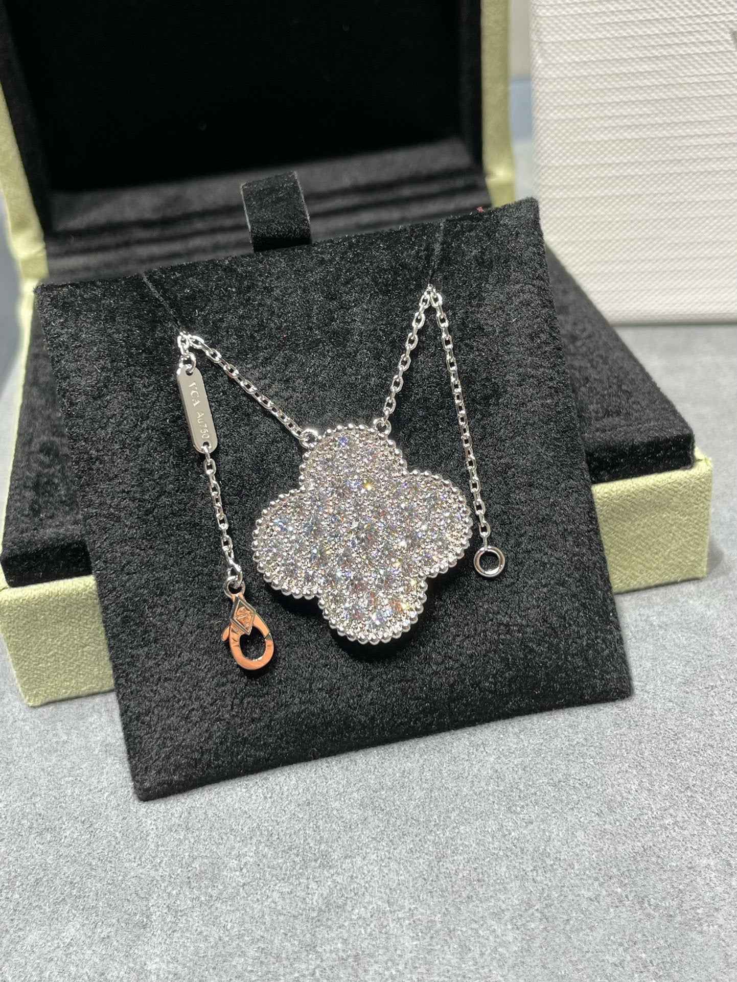 [Luxe Jewelry]CLOVER 25MM LARGE PENDANT DIAMOND PAVED SILVER NECKLACE