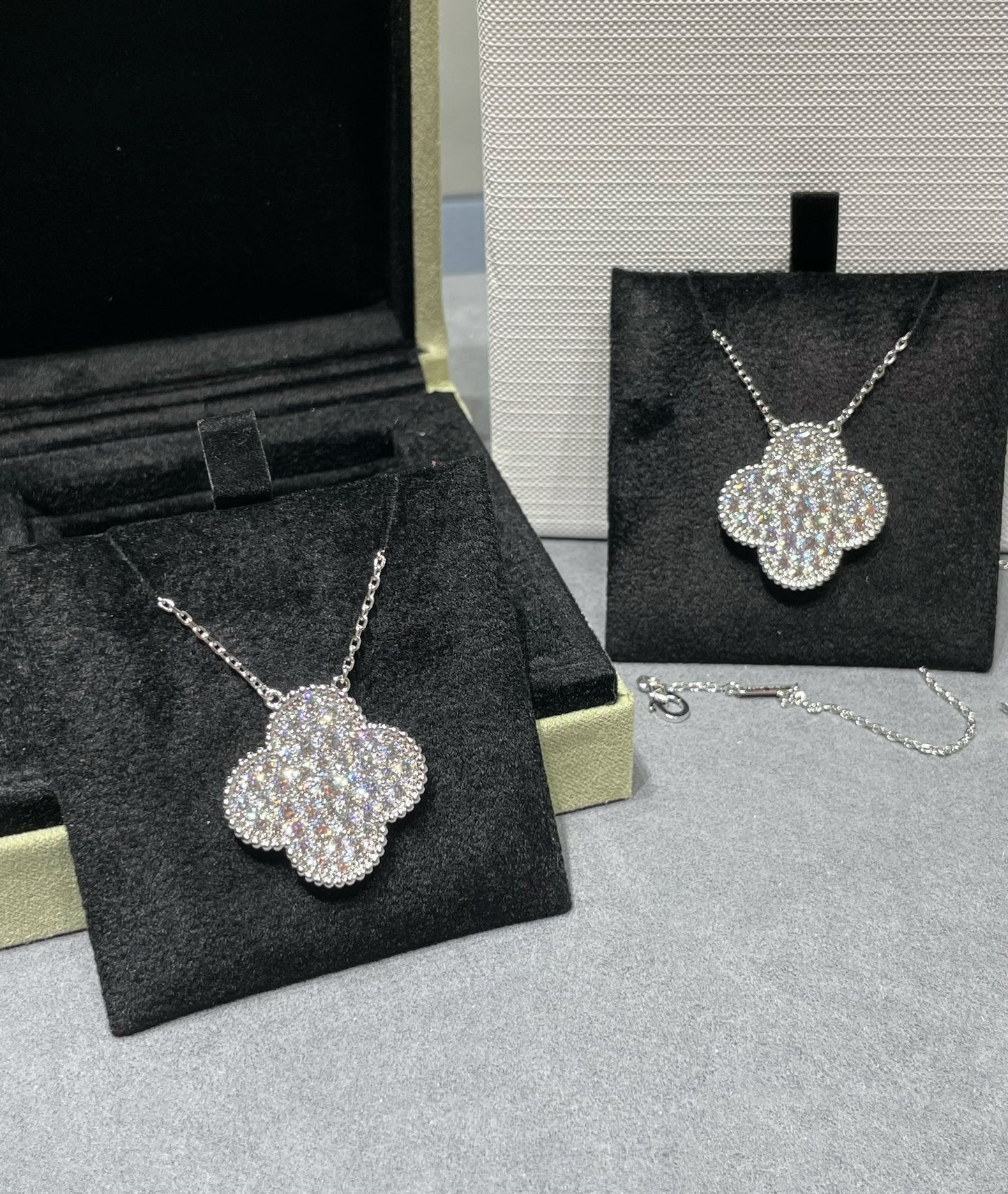 [Luxe Jewelry]CLOVER 25MM LARGE PENDANT DIAMOND PAVED SILVER NECKLACE