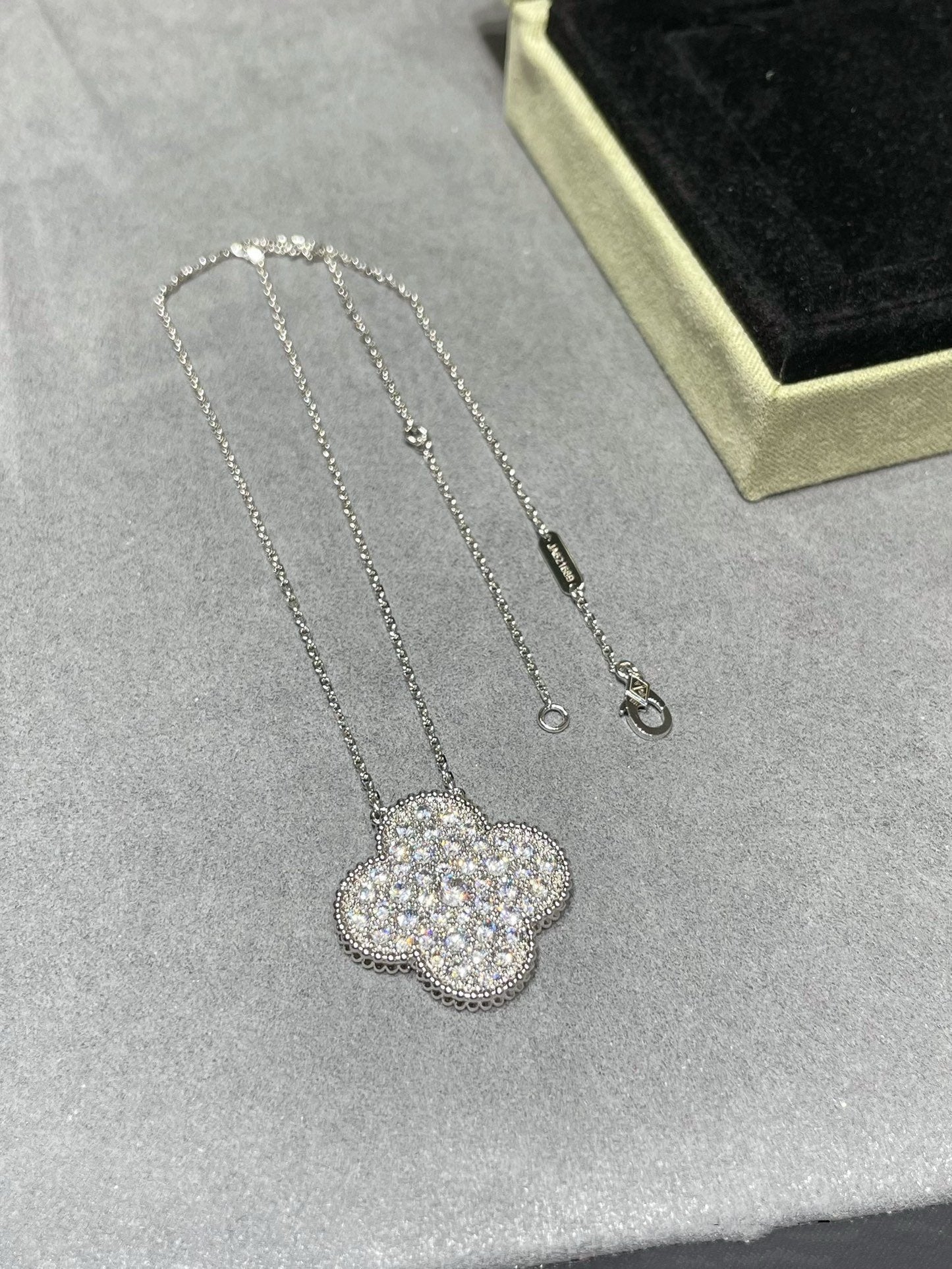 [Luxe Jewelry]CLOVER 25MM LARGE PENDANT DIAMOND PAVED SILVER NECKLACE
