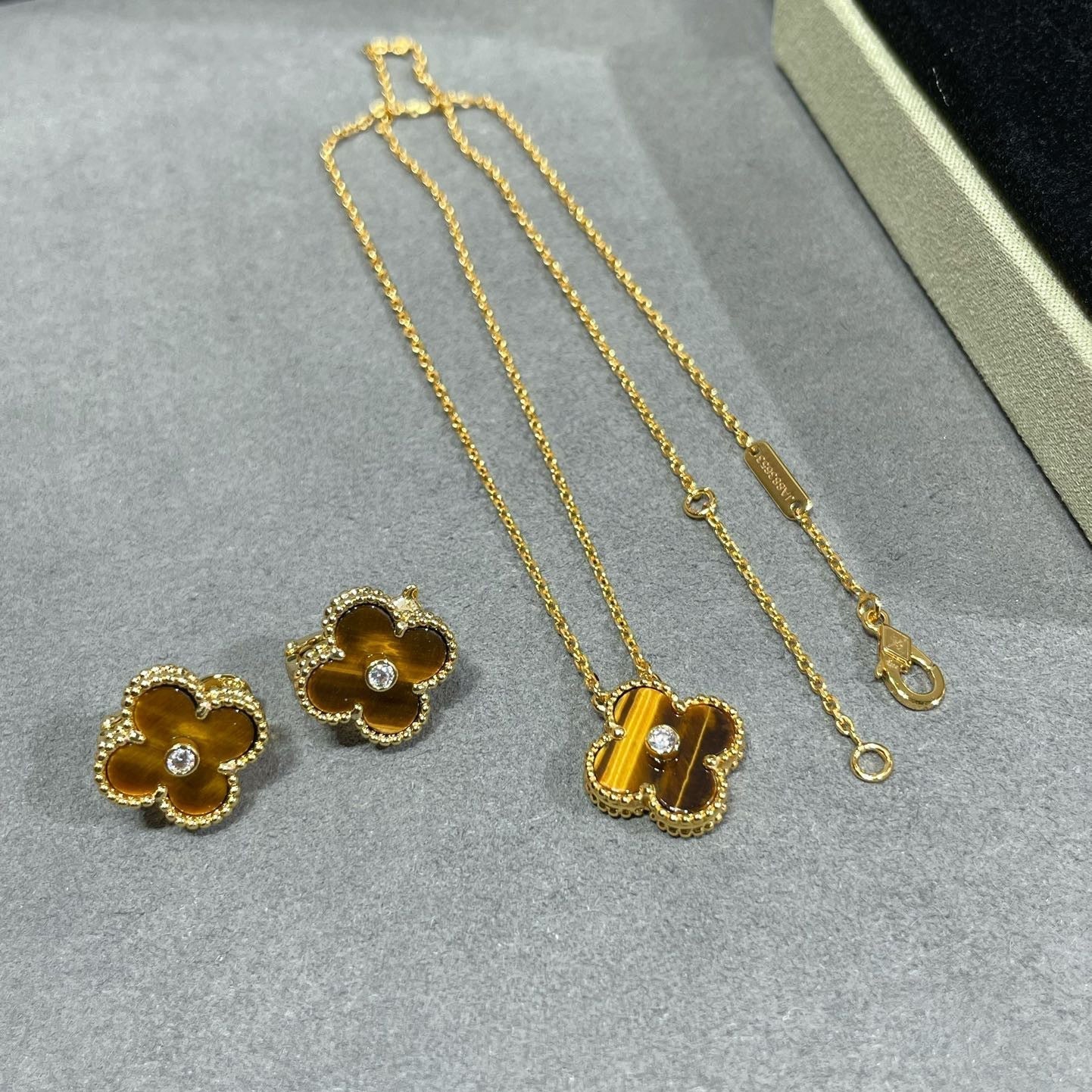 [Luxe Jewelry]CLOVER 15MM DIAMOND AND YELLOW TIGER'S EYE AGATE necklace