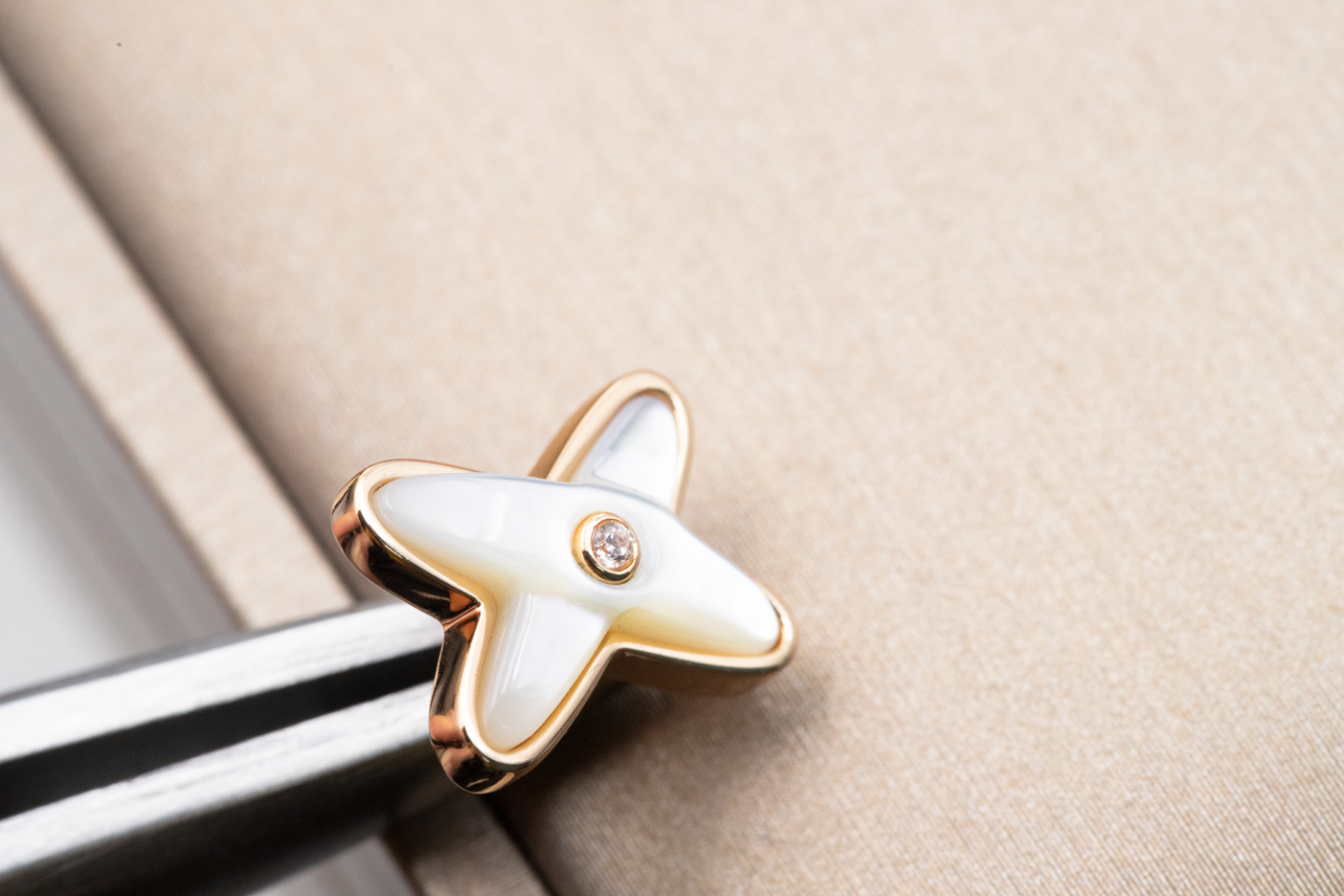 [Luxe Jewelry]JEUX DE WHITE MOP PINK GOLD DIAMOND EARRINGS