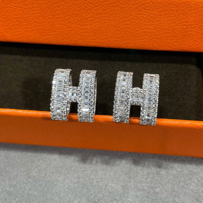 [Luxe Jewelry]H STUD EARRINGS WITH SILVER DIAMONDS