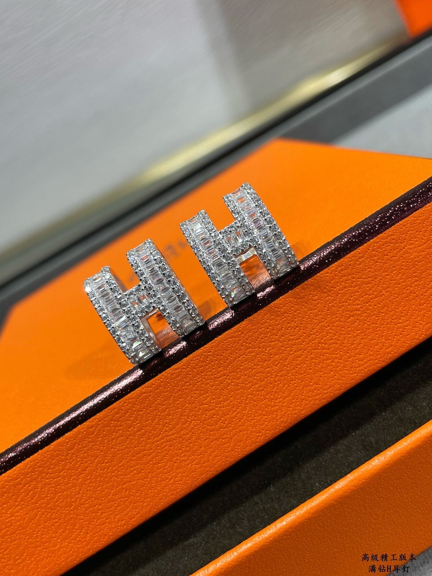 [Luxe Jewelry]H STUD EARRINGS WITH SILVER DIAMONDS