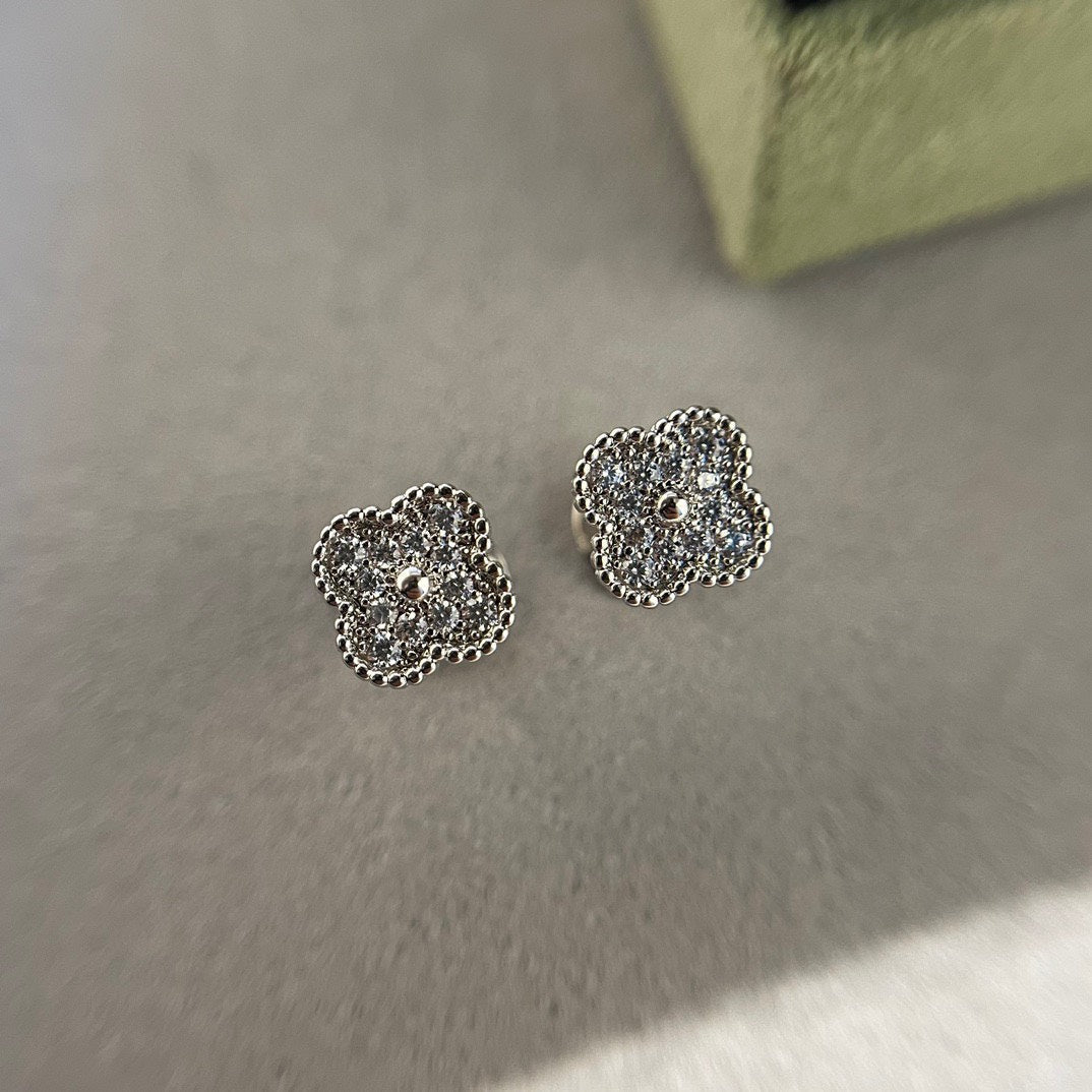 [Luxe Jewelry]CLOVER MINI DIAMOND STUD EARRINGS
